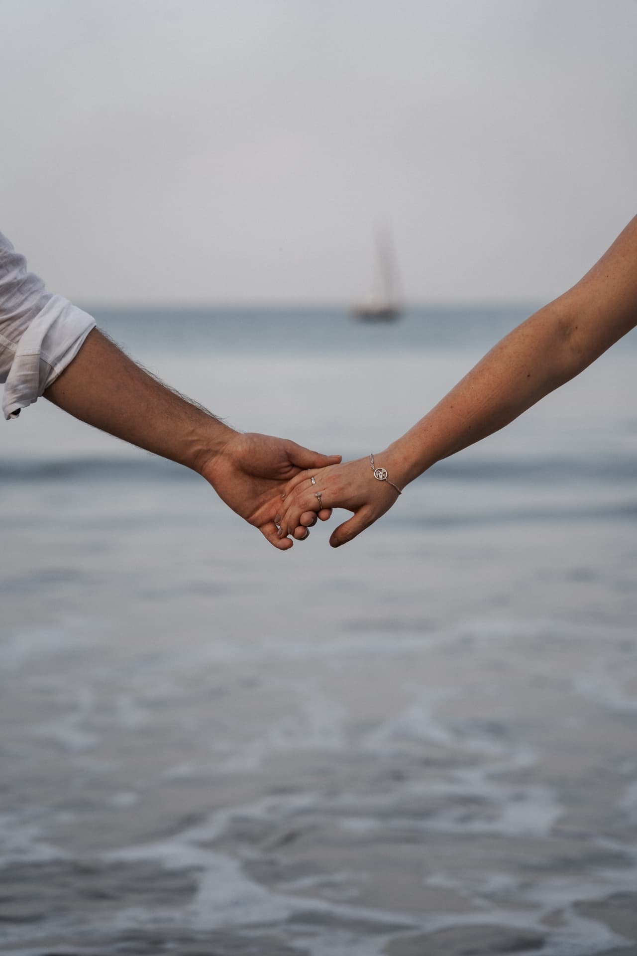 Nadja und Markus halten Händchen vor dem Meer